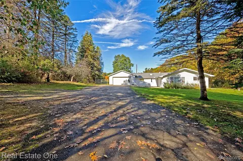 9150 Rattalee Lake Rd, Springfield, MI 48348