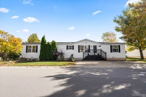 996 River Line Dr, Howell, MI 48843