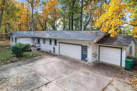 1431 E Commerce Rd, Commerce, MI 48382