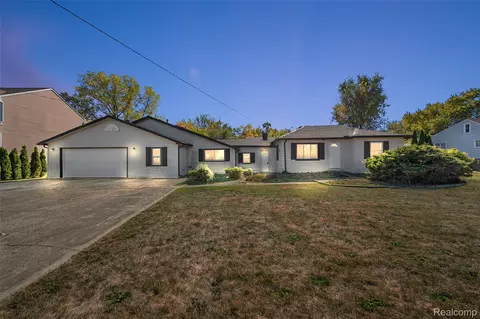 2950 Iowa Dr, Troy, MI 48083
