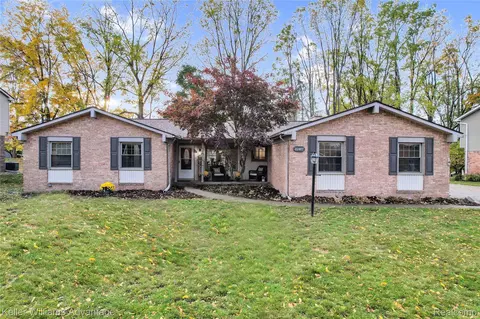22487 Vacri Ln, Farmington, MI 48335