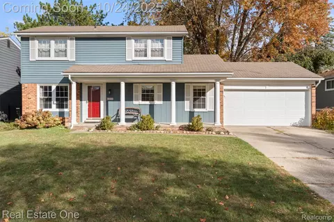 1477 Oakcrest Dr, Troy, MI 48083