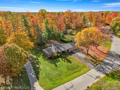 28454 Quail Hollow Rd, Farmington Hills, MI 48331