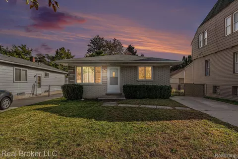 32438 Linderman Ave, Warren, MI 48093