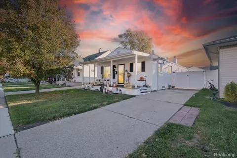 901 Cora St, Wyandotte, MI 48192