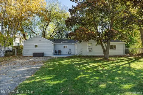 1375 Nokomis Way, Waterford, MI 48328