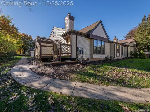 2741 Trudy Ln #6, Lansing, MI 48910
