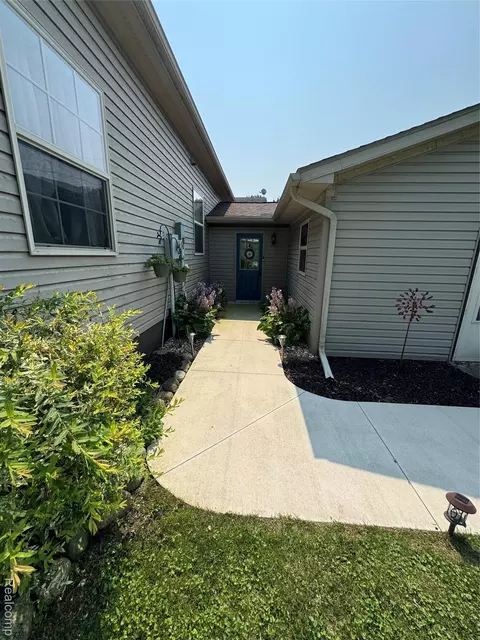 577 Norvell Beach Dr, Brooklyn, MI 49230