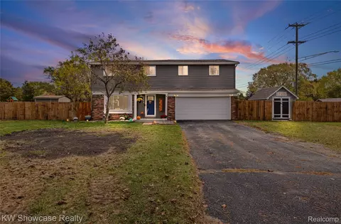 2606 Caterham Dr, Waterford, MI 48329