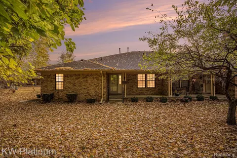 33512 Meldrum St, Chesterfield, MI 48047