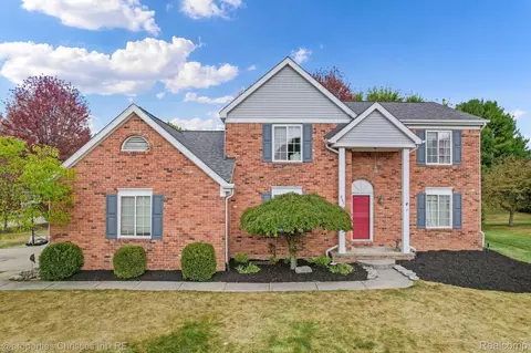 921 River Valley Dr, Lake Orion, MI 48362