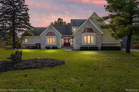 6595 Deer Ridge Dr, Independence, MI 48348