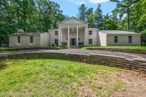 469 Goodhue Rd, Bloomfield Hills, MI 48304