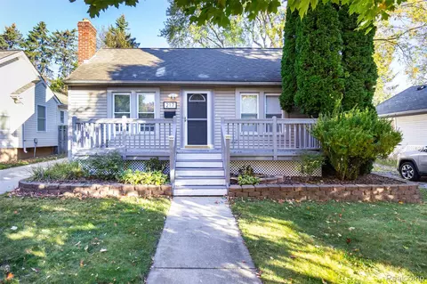 217 E Baker Ave, Clawson, MI 48017