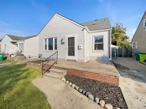 18067 Rosetta Ave, Eastpointe, MI 48021