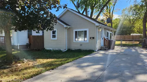 89 W Fairmount Ave, Pontiac, MI 48340