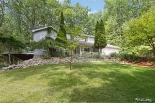 11135 Windy Hill Dr, Tyrone, MI 48430
