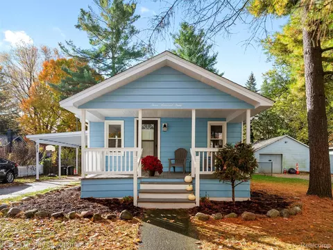 309 School St, Almont, MI 48003