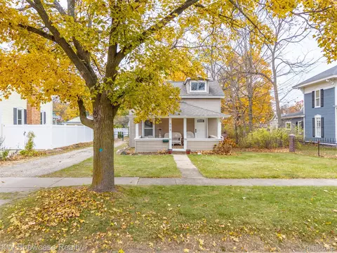 608 S Adelaide St, Fenton, MI 48430
