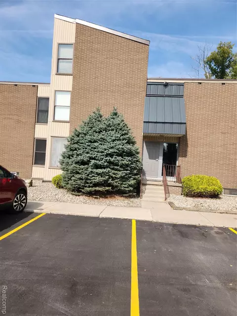 25 Dickinson St #I, Mount Clemens, MI 48043