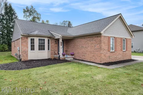 5506 Still Meadow Ln, Grand Blanc, MI 48439