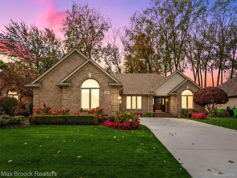51197 Blackhawk Ln, Macomb, MI 48042