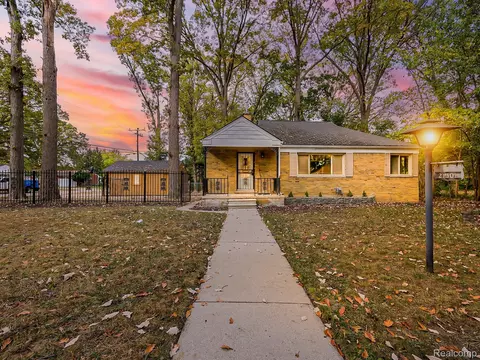 21301 Kipling St, Oak Park, MI 48237
