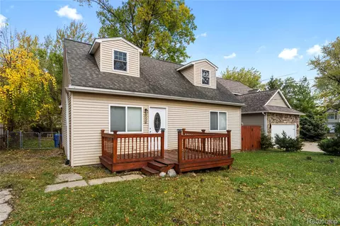 1330 Bamford Dr, Waterford, MI 48328