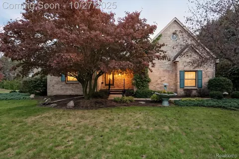 12587 Clover Ln, Green Oak, MI 48178
