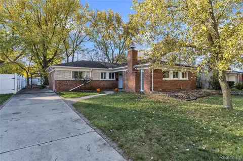 23372 Larkshire St, Farmington, MI 48336