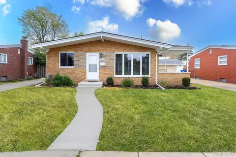 28805 Palm Beach Dr, Warren, MI 48093