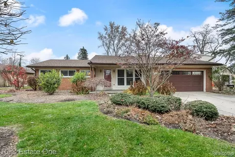2510 Sunhill Dr, Waterford, MI 48329