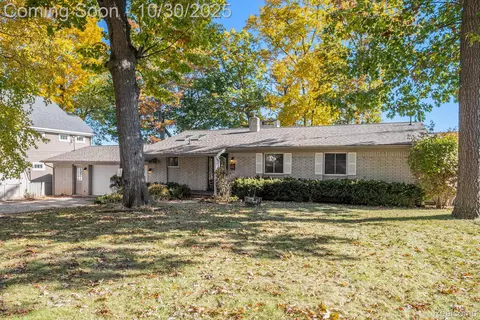 13355 Lake Shore Dr, Fenton, MI 48430