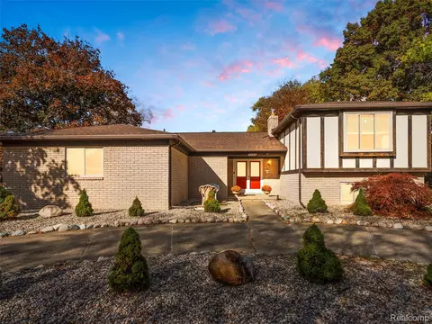 1939 Chancery Dr, Troy, MI 48085