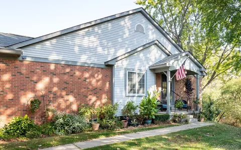585 Winwood Cir, Walled Lake, MI 48390