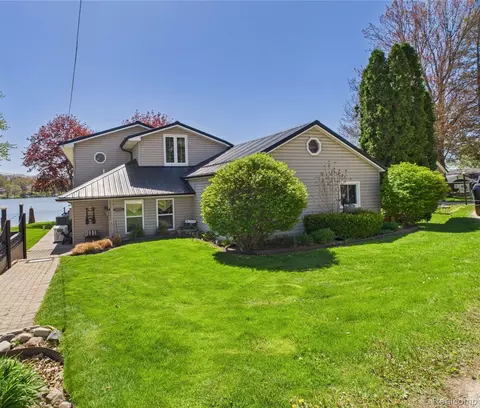 480 Peninsula Dr, Deerfield, MI 48421