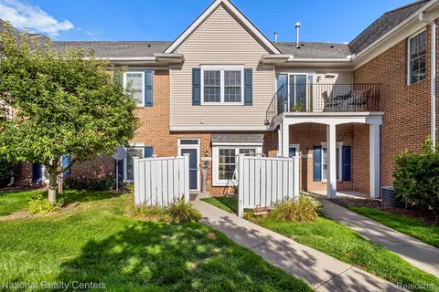 2960 Cottonwood Dr, Waterford, MI 48328