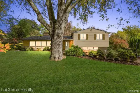 1585 Kingsmere Cir, Rochester Hills, MI 48309