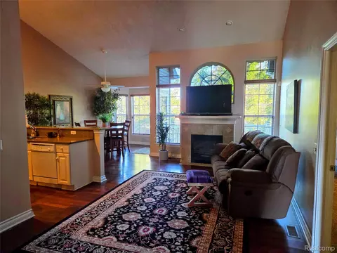23836 Juniper Juniper Dr, Flat Rock, MI 48134