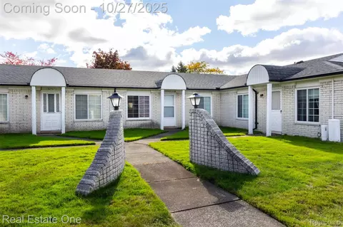 32745 Meadowbrook Ln #119, Warren, MI 48093