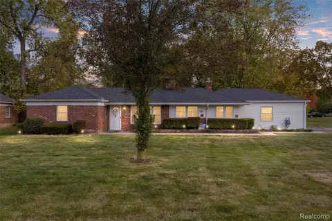 31220 Sheridan Dr, Beverly Hills, MI 48025
