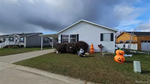 115 Pine Lakes Dr W, Lapeer, MI 48446
