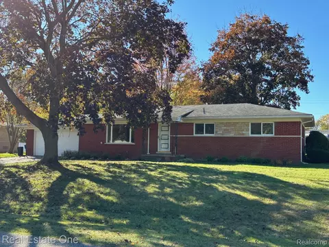 2927 Huntington Park Dr, Waterford, MI 48329