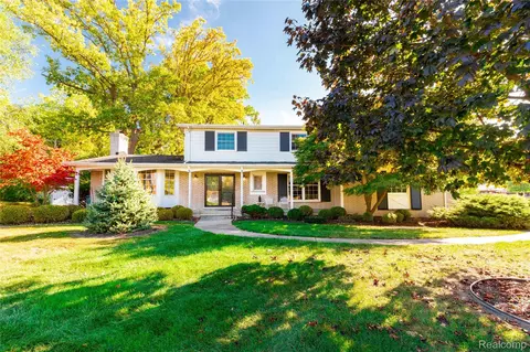 20633 Canal Dr, Grosse Ile, MI 48138