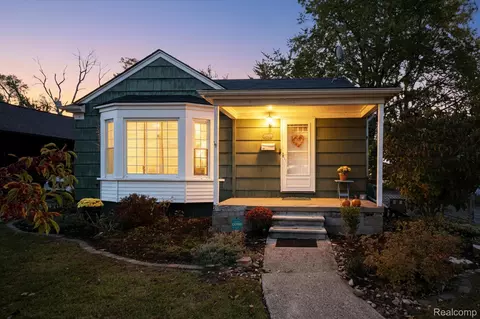 24700 Westhampton St, Oak Park, MI 48237