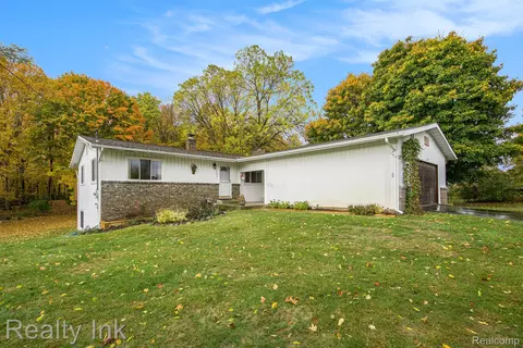 10484 Campbell Dr, Hamburg, MI 48139