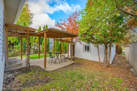 3087 Brock St, Keego Harbor, MI 48320