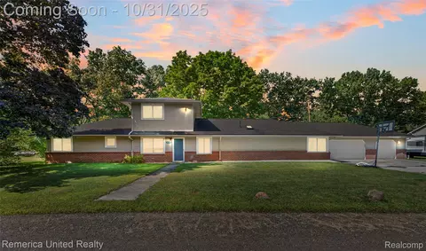 617 Shaw Ct, Milford, MI 48380