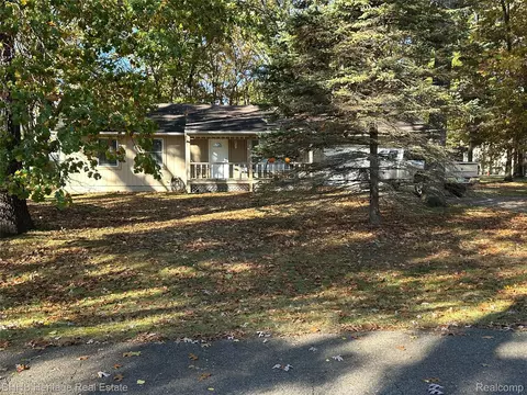 9418 Charlie Brown Ln, Pinckney, MI 48169