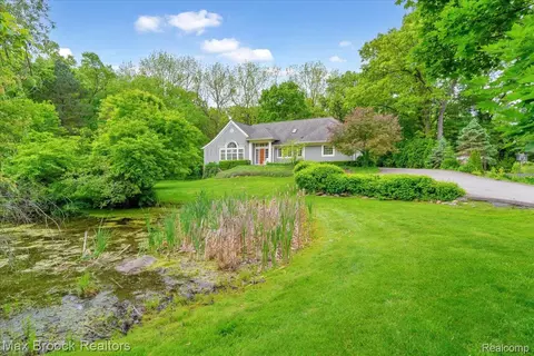 3826 Lakecrest Dr, Bloomfield Hills, MI 48304